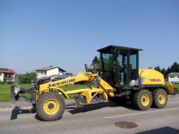 Средний автогрейдер New Holland F106.6A