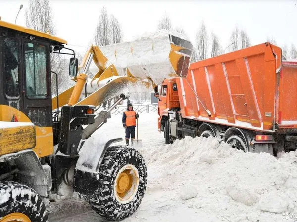 Вывоз снега.Фронтальный погрузчик самосвал