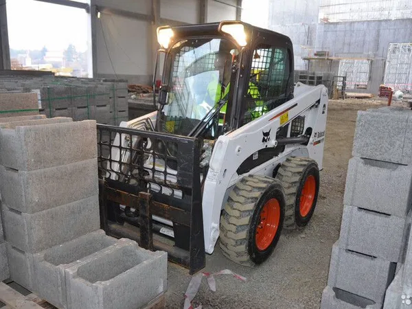 Аренда мини погрузчика Bobcat (щетки, вилы)