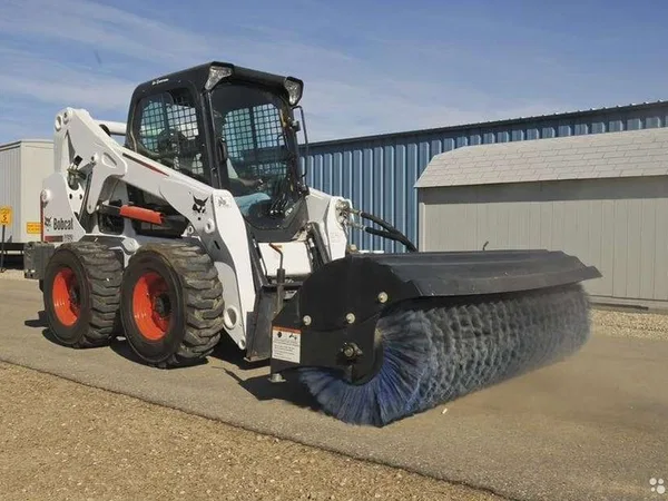 Аренда погрузчика bobcat со щёткой метлой