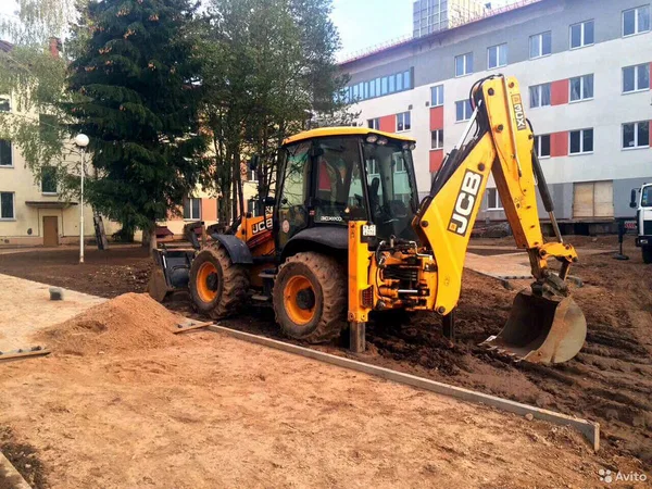 Аренда экскаватора погрузчика с узким ковшом