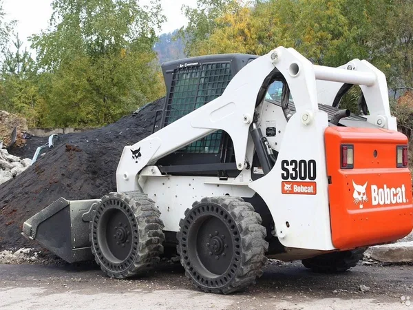 Аренда минипогрузчика Бобкэт S300