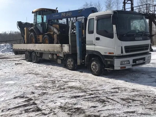 Грузовой низкорамный эвакуатор с манипулятором