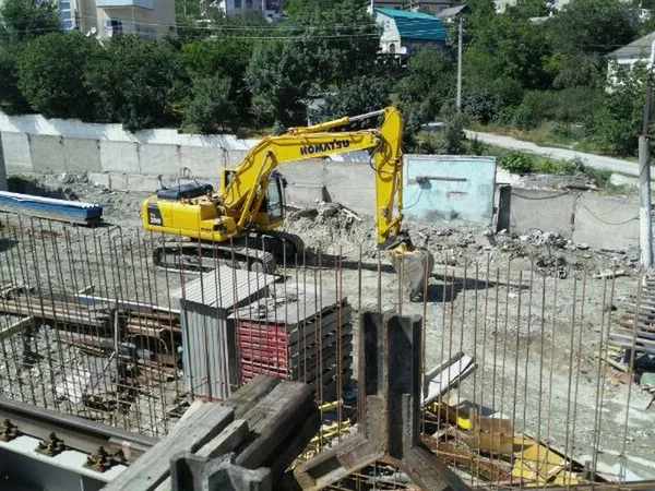Аренда экскаватора гусеничного Komatsu 20т., 1м3
