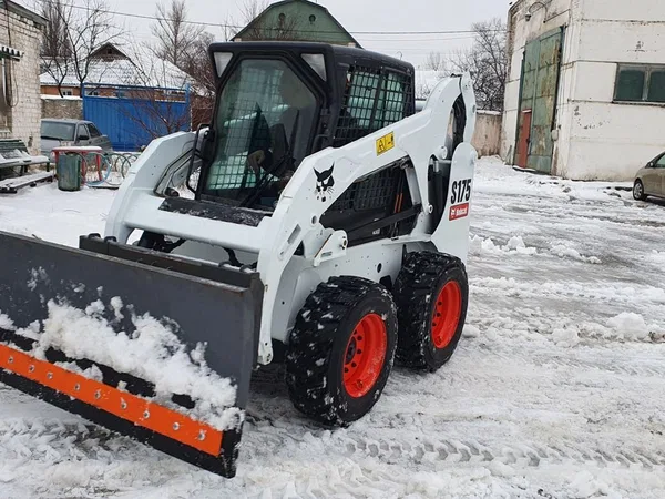Уборка снега мини-погрузчиком Bobcat