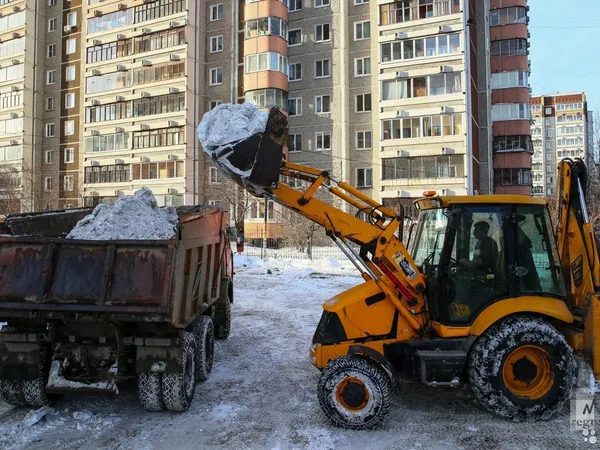 Уборка снега Экскаватором погрузчиком