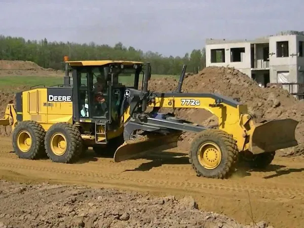 Средний автогрейдер John Deere от 12 до 19 тонн