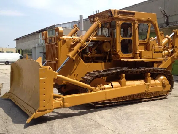 Средний бульдозер                                                     Caterpillar                                                 Komatsu