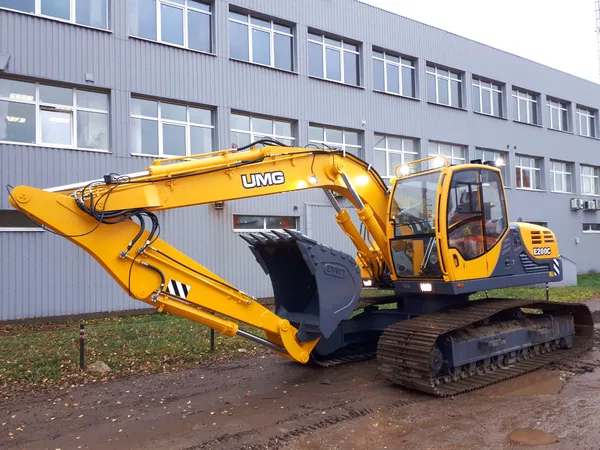 Гусеничный экскаватор                                                     Caterpillar                                                 Hitachi