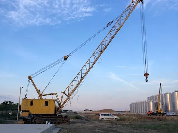 Гусеничный кран                                                     Bobcat                                                 СКГ-40