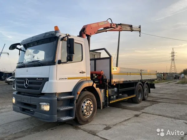 Бортовой грузовик с КМУ Mercedes-Benz Axor