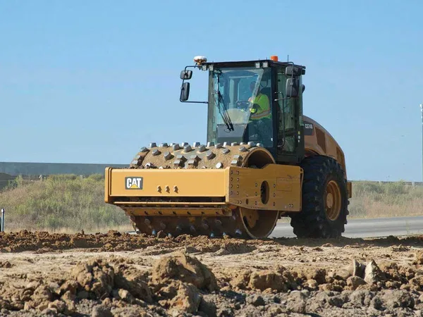 Грунтовый каток                                                     Caterpillar                                                 cat cs74b