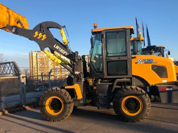 Фронтальный погрузчик XCMG LW180FV