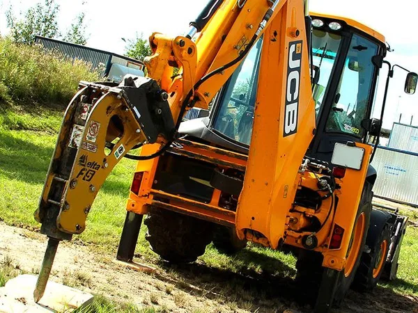 Экскаватор-погрузчик                                                         JCB                                                     Terex, New Holland