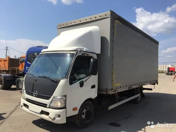 Тентованный автомобиль Hino 300