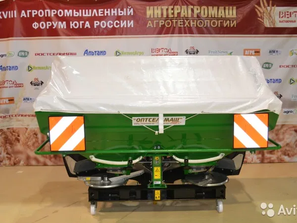 Разбрасыватель удобрений ОптСельМаш ОСМ-900 л