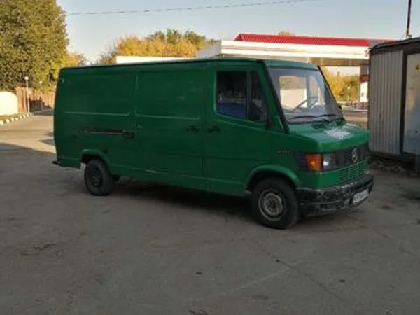 Цельнометаллический фургон Mercedes-Benz 208