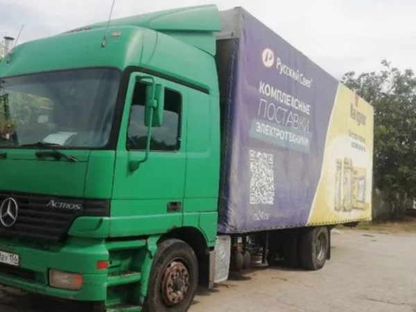 Тентованный грузовик Mercedes-Benz Actros