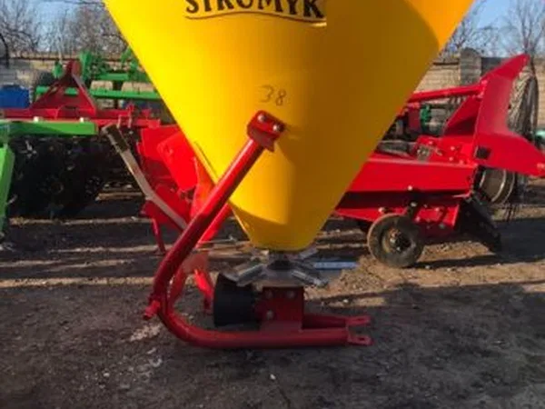 Разбрасыватель удобрений Strumyk S500-1200 W/J