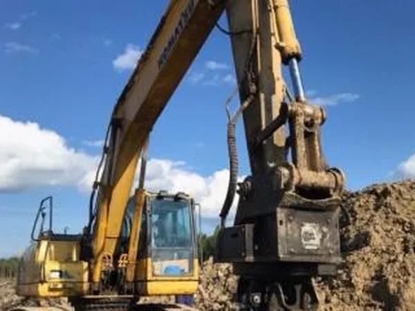 Гусеничный экскаватор Komatsu PC220-8