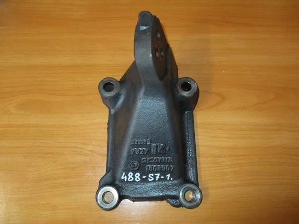 Кронштейн  двигателя правый D13