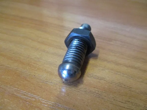 Регулировочный винт коромысла с шестигранной гайкой M10*1