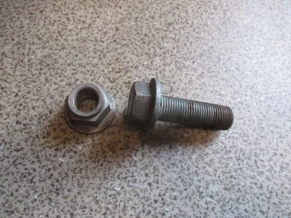 Болт фланцевый M16*50 с гайкой (крепление седла)