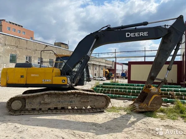 Гусеничный экскаватор John Deere E240LC