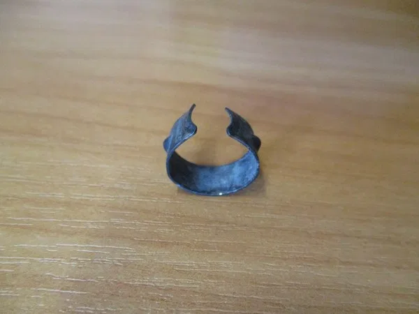 Скобка от газовой пружины (ширина скобы=685.5 mm) облицовки радиатора