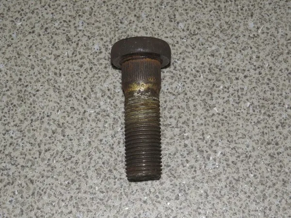 Колесная шпилька круглая шляпка со шлицами (прочность10.9) L=73 mm