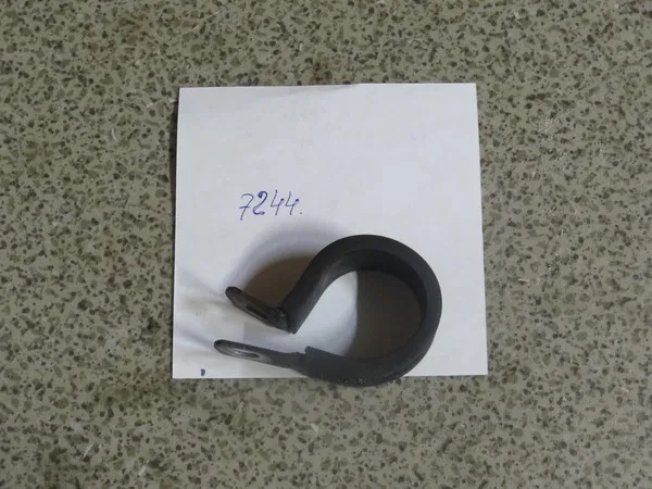 Хомут крепления трубопровода диаметром 28mm