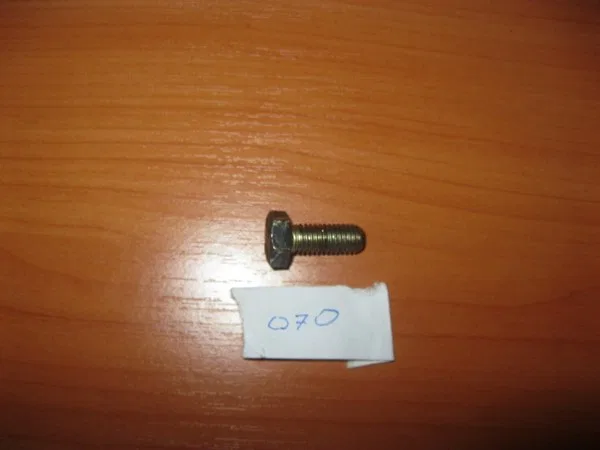 Болт M8*20 (крепление топливного насоса)