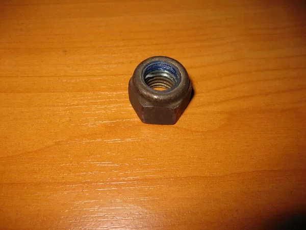 Самоконтрящаяся гайка M12