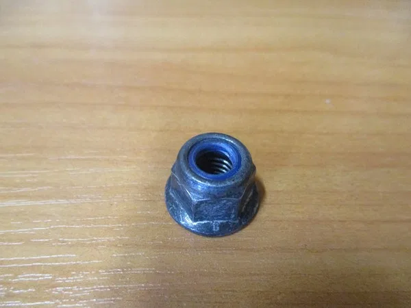 Гайка M8 самоконтрящаяся