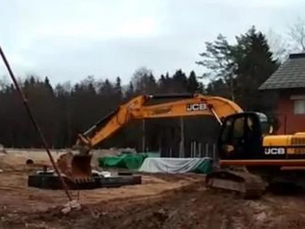 Гусеничный экскаватор JCB
