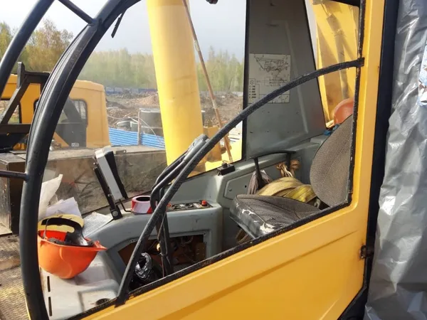 Лобовое стекло кабины автокрана МАШЕКА