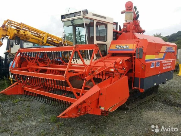 Зерноуборочный комбайн Kubota AX85