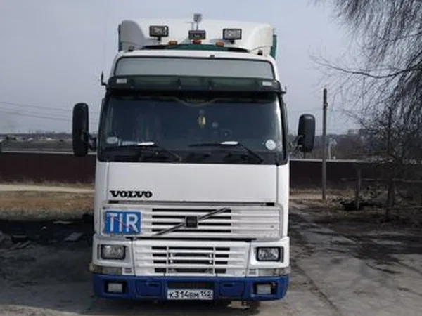 Тентованный грузовик Volvo FH12