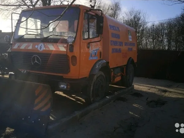 Вакуумная подметально-уборочная машина Mercedes-Benz