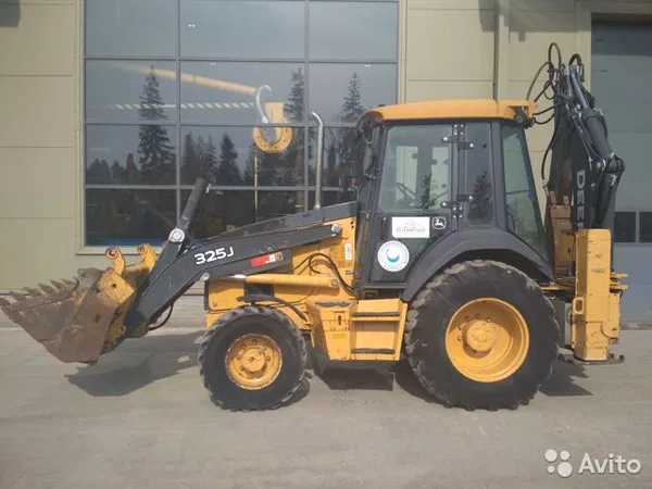 Экскаватор-погрузчик John Deere 325J