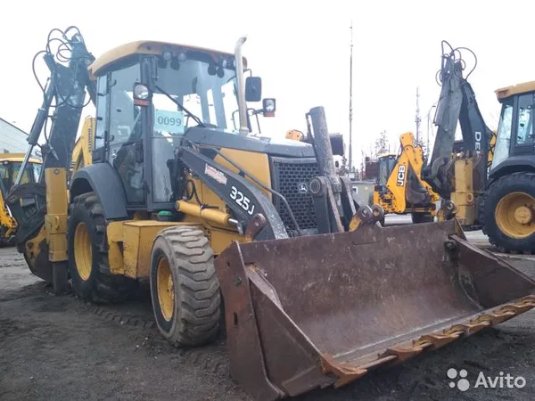 Экскаватор-погрузчик John Deere 325J