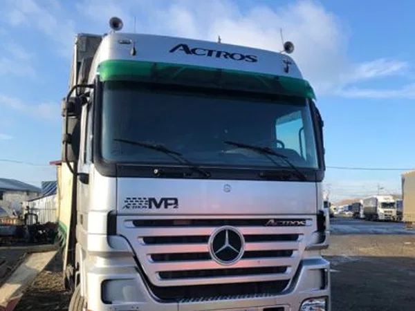 Тентованный грузовик Mercedec-Benz Actros