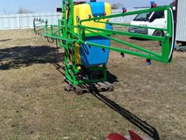 Навесной опрыскиватель 800 л.