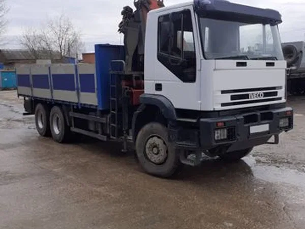 Бортовой грузовик с КМУ IVECO Trakker