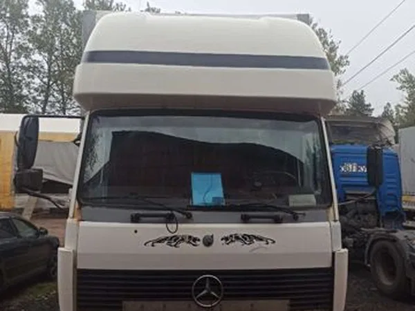 Тентованный грузовик Mercedes-Benz