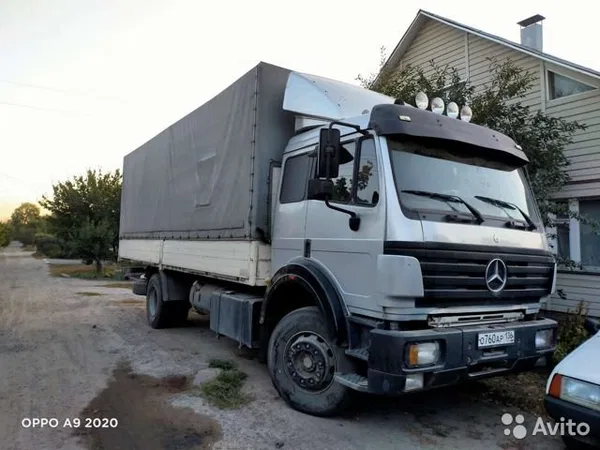 Тентованный грузовик Mercedes-Benz 1422
