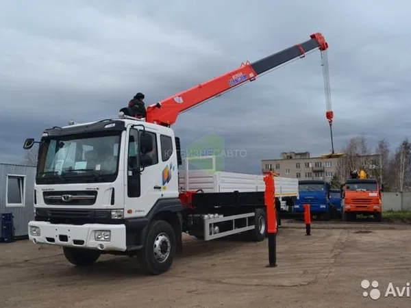 Бортовой грузовик с КМУ Daewoo Novus