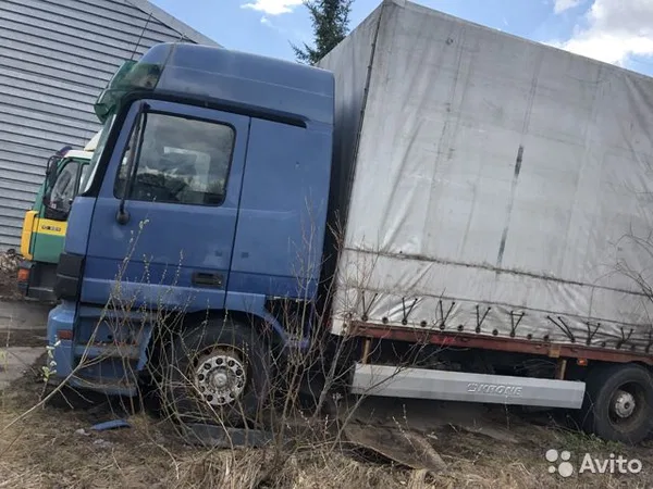 Тентованный грузовик Mercedec-Benz Actros