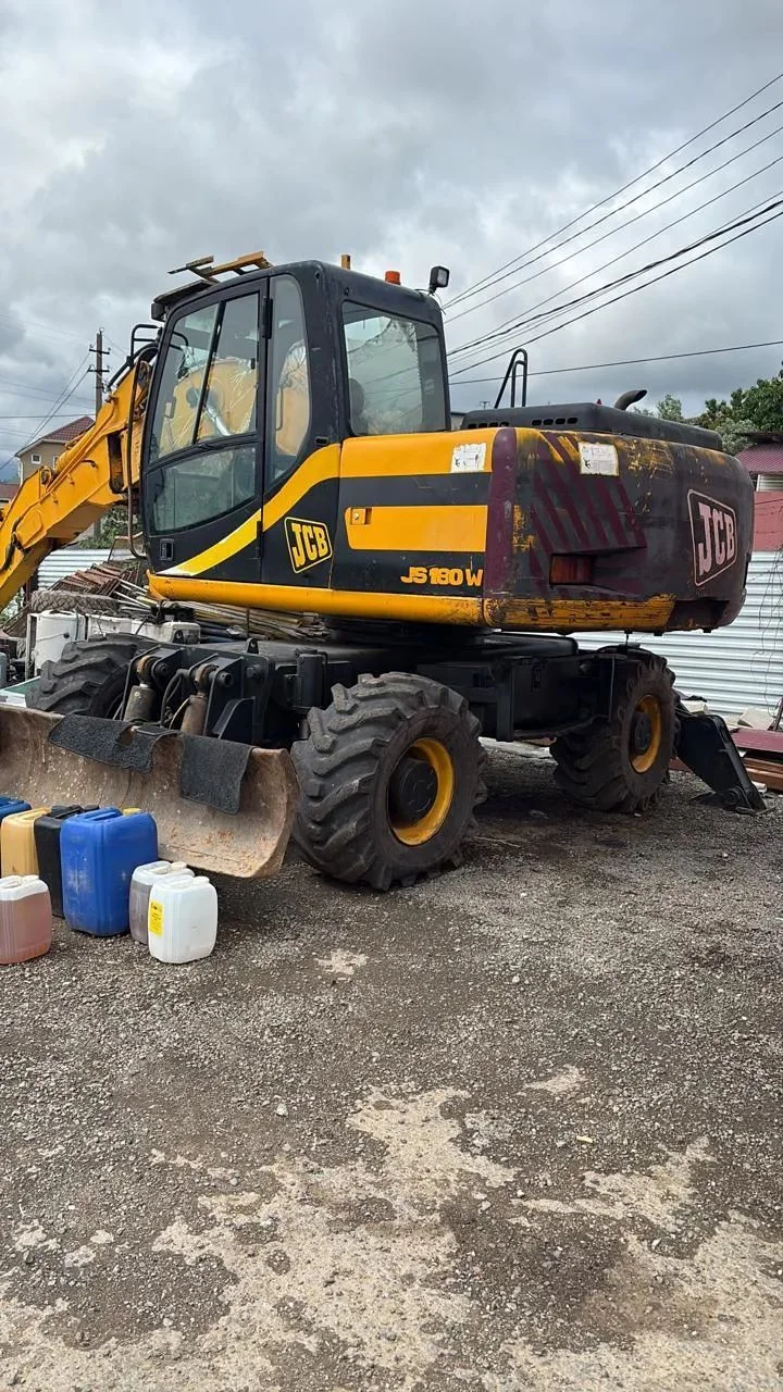 Колесный экскаватор JCB JS130W