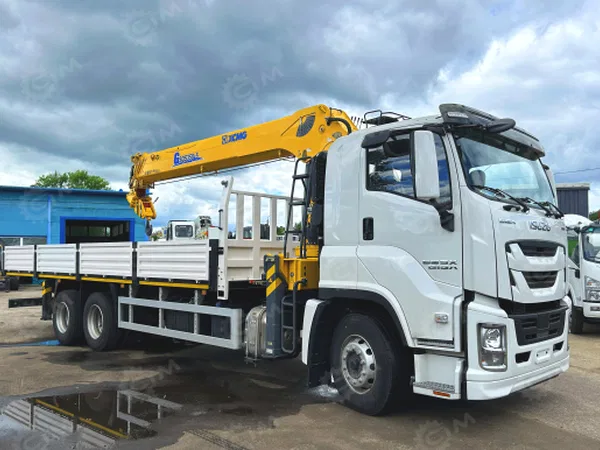Бортовой грузовик ISUZU 6х4 дв 221kw c кму XCMG GSQS350-5 гп 14т., стрела 19,6м, кузов 8500х2400х550